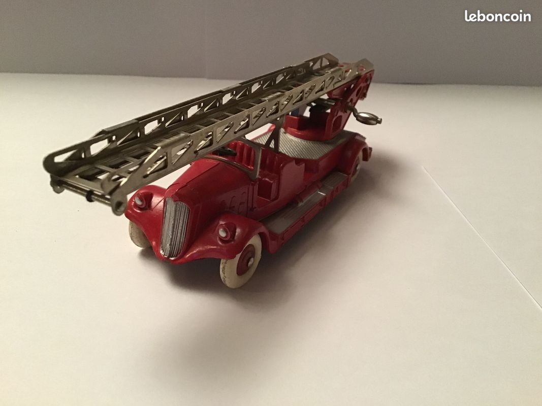 Dinky toys - Delahaye auto échelle pompier, légers éclats sur aile