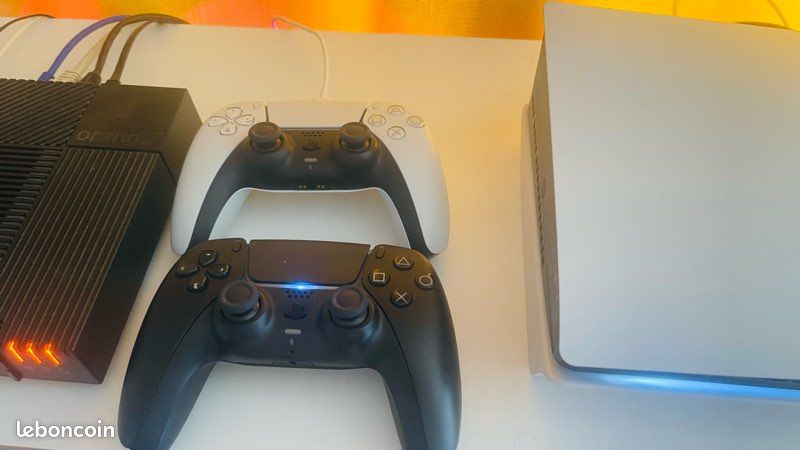 PS5 SLIM 1To + 2 Manettes + 2 jeux (image 3)