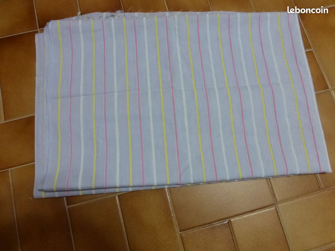 Coupon de tissu neuf 2.90 sur 1.15 (image 1)