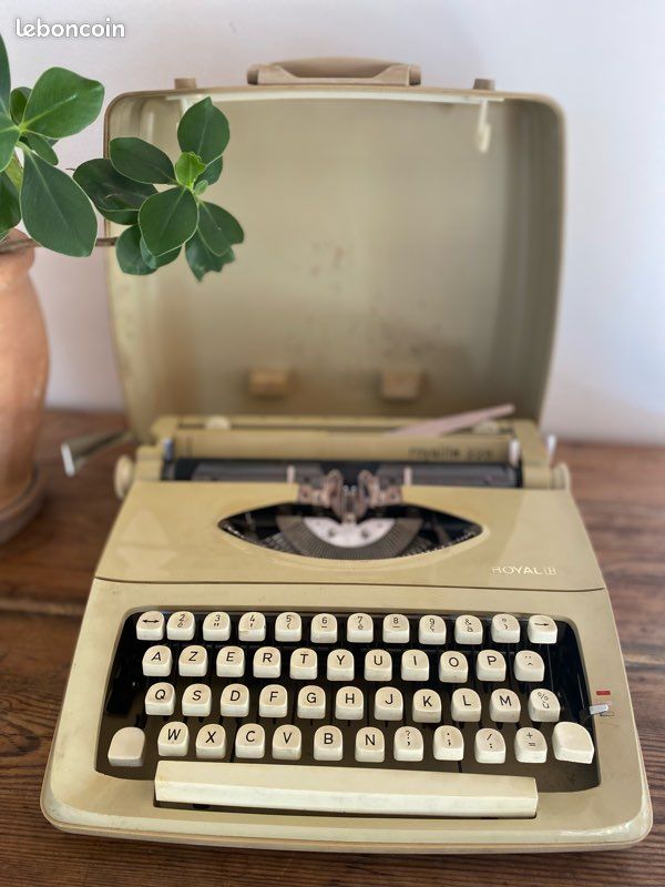 🖨️ Machine à écrire vintage “Royalite 220” avec boîtier intégré – Belle pièce rétro 🖨️ (image 2)