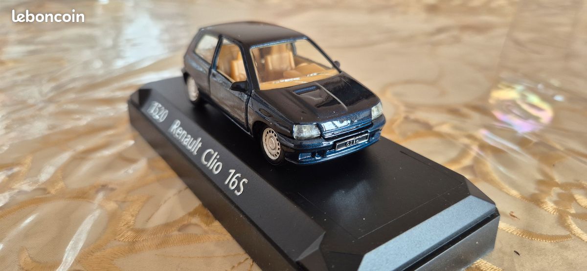 BURAGO, Camion dépanneuse avec RENAULT Clio bleu, échelle 1/43