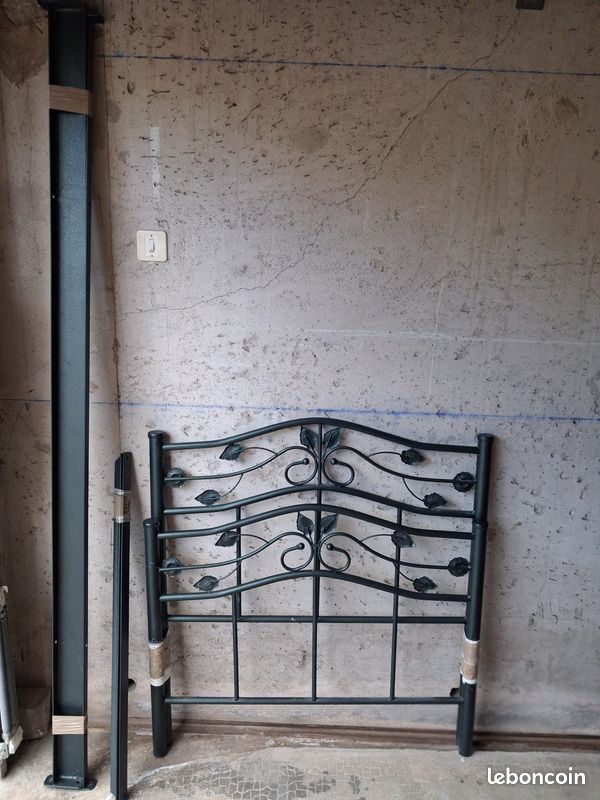 Un lit en métal vert foncé métallisé (image 9)
