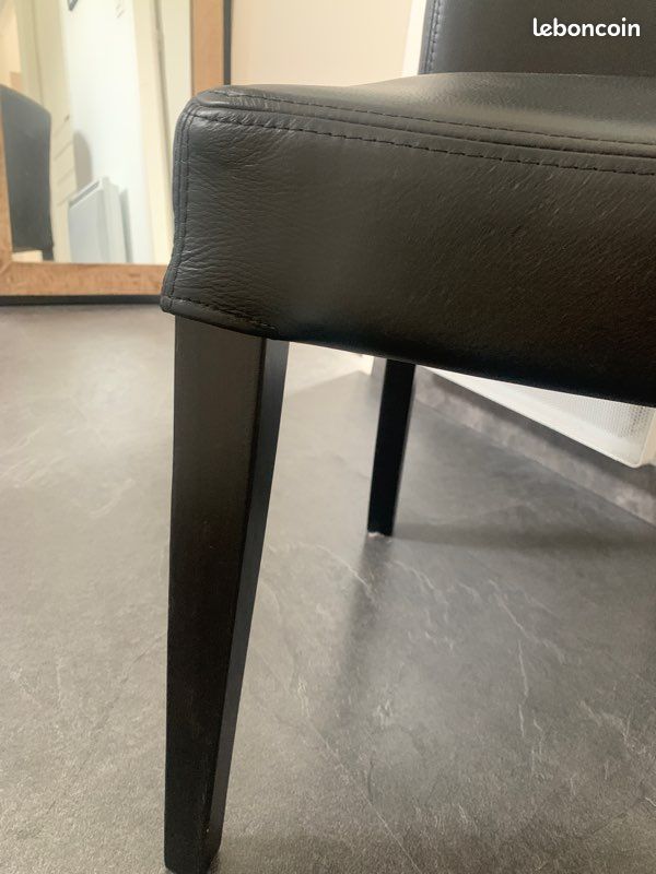 Chaise noire en cuir synthétique (image 5)