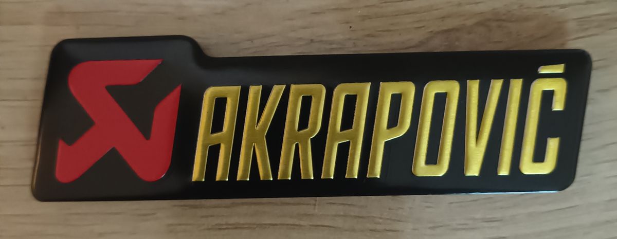 Akrapovic sticker 3D taille : 10cm/3cm pour pot d échappement - Équipement  moto
