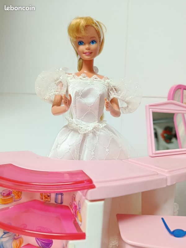 Armoire Coiffeuse Pliante Barbie+Table + Peigne+ Accessoires De Poupee