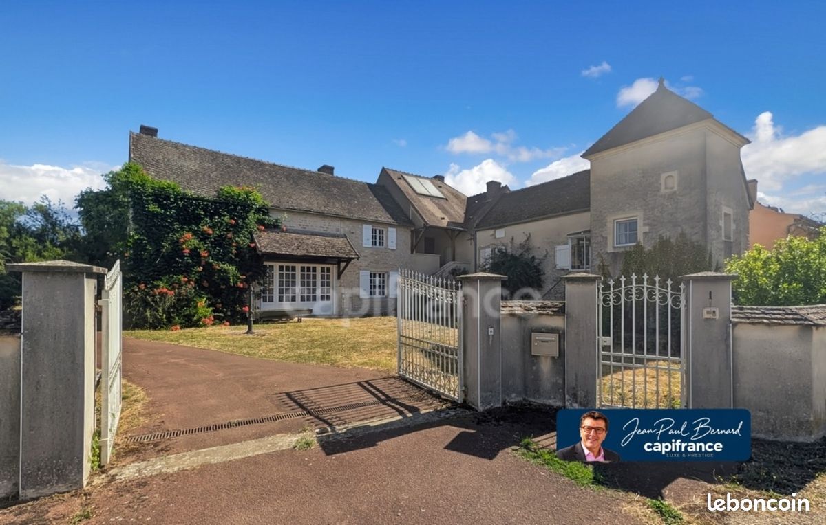 Maison 11 pièces 296 m² · à Fontaines · 296 m² · 389 000 €
