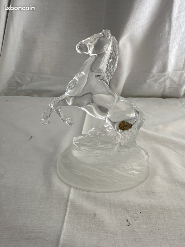 Cheval cabré en cristal (image 3)