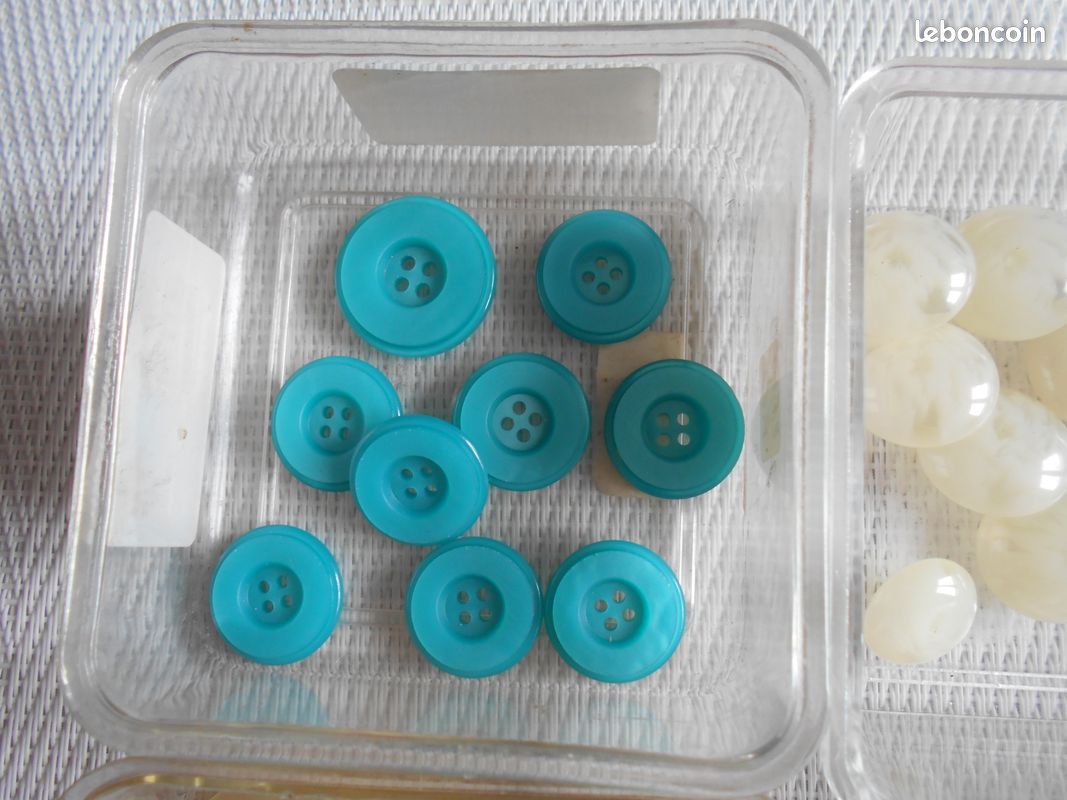 Lot De Boutons Anciens Bleus - Mercerie Vintage - Toutes Matières - Occasion - France