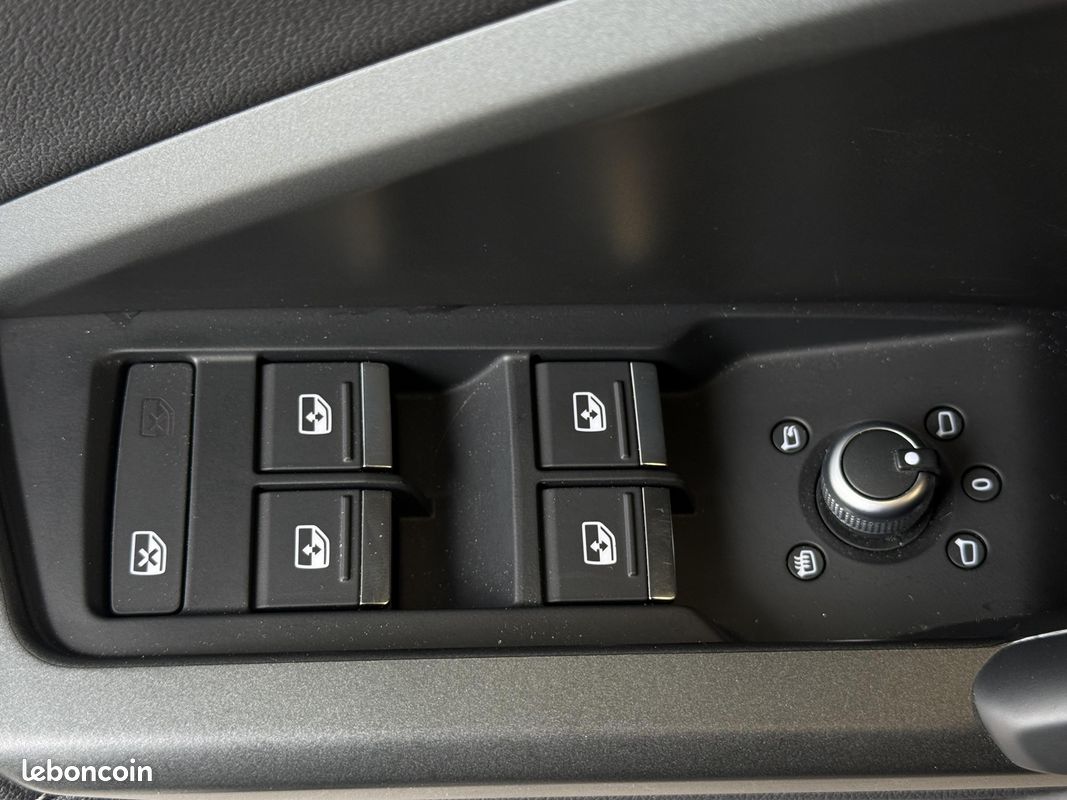 AUDI Q3 45 TFSIe 245 ch S tronic 6 S line (image 16)