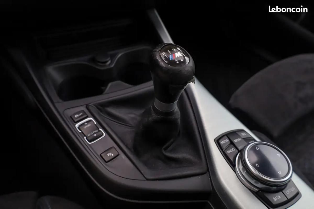 BMW M2 328 ch ARRIÈRE - BOITE MANUELLE M SPORT CAMÉRA D'AIDE AU STATIONNEMENT TOIT OUVRANT VOLANT... (image 27)