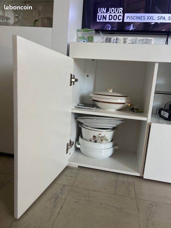 Meuble tv blanc avec plusieurs espaces de rangement et une partie centrale ouverte avec étagère en verre (image 3)