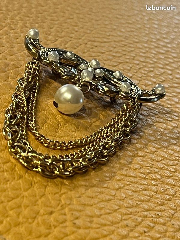 Très jolie broche dorée originale avec chainette (image 4)