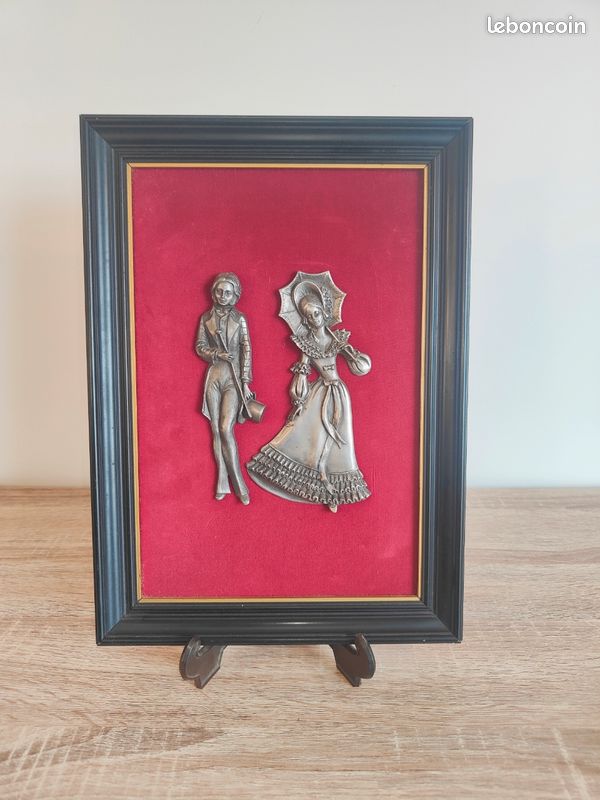 Tableau portrait deux amoureux en étain ciselé cadre en bois (image 2)