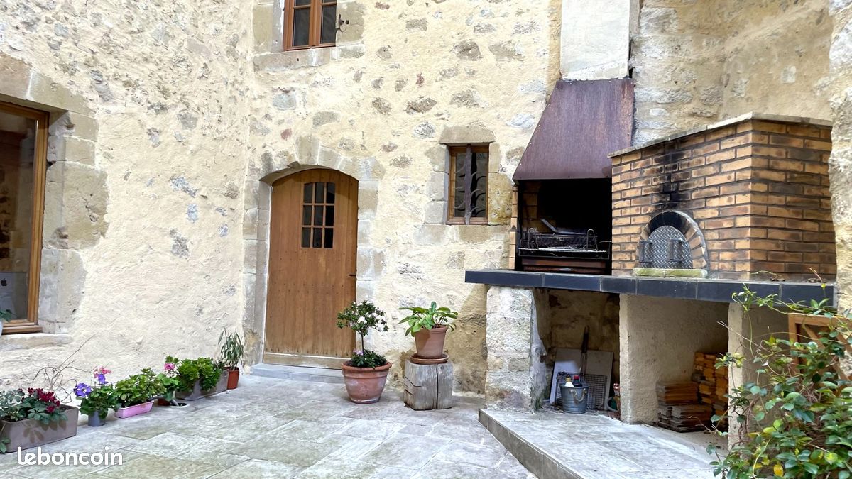 Maison 15 pièces 374 m² · à Laurac · 374 m² · 379 000 €