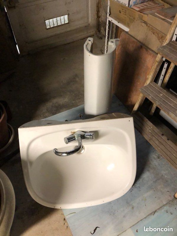 Lavabo sur colonne avec robinetterie (image 1)