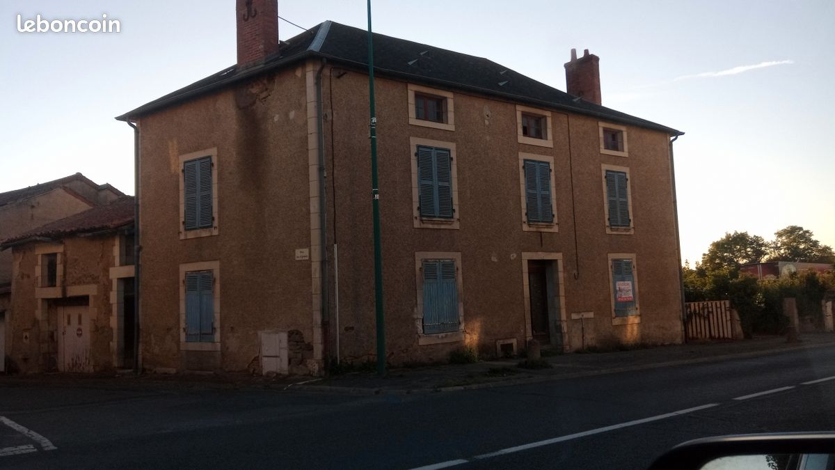 Maison 6 pièces 200 m² · à Persac · 200 m² · 30 000 €