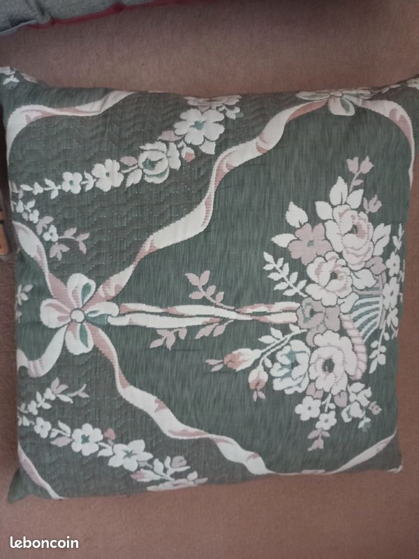 Coussin poissons rouges et vert fleurs guirlande blanc (image 3)