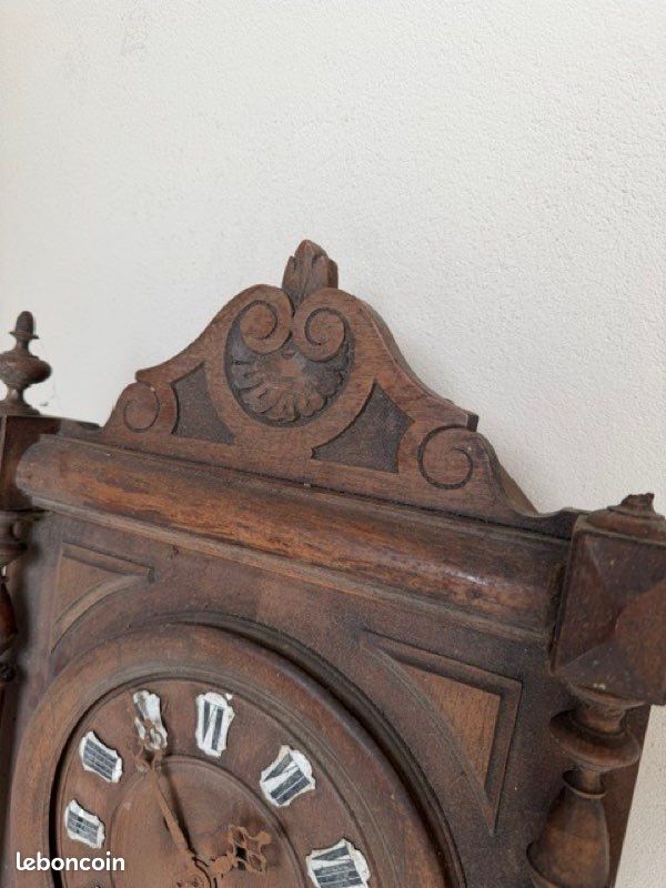 Horloge ancienne en bois avec balancier et clé (image 2)