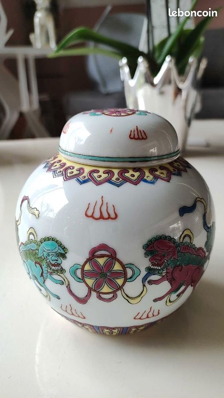 Boîte à thé/Boîte à gingembre forme boule en porcelaine chinoise. Motifs chien Foo/Fu polychromes (image 1)