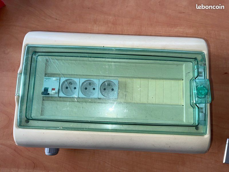 Coffret électrique étanche IP65 Schneider avec 3 prises – 38 × 24 × 14 cm (image 1)