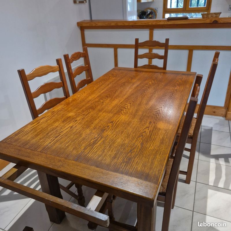 A vendre Table en chêne massif 2 rallonges et 10 chaises (image 1)