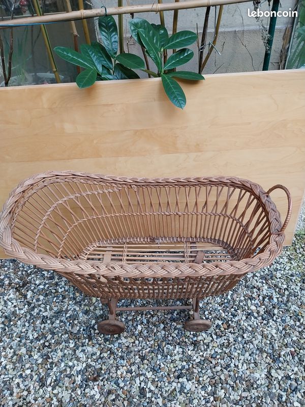 Landau berceau poussette en rotin vintage - Décoration