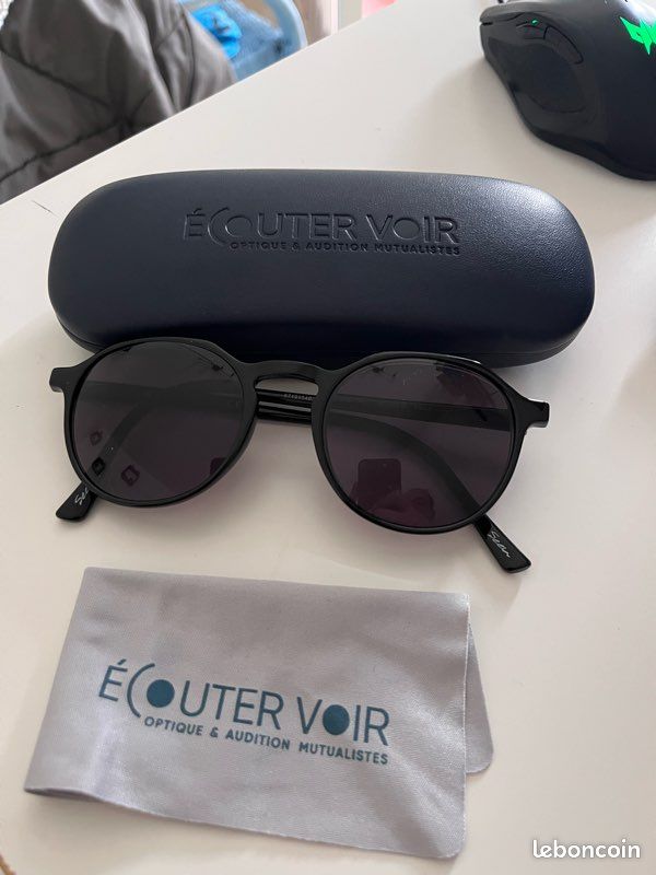 Monture, lunettes de soleil— Écouter Voir Montres Bijoux