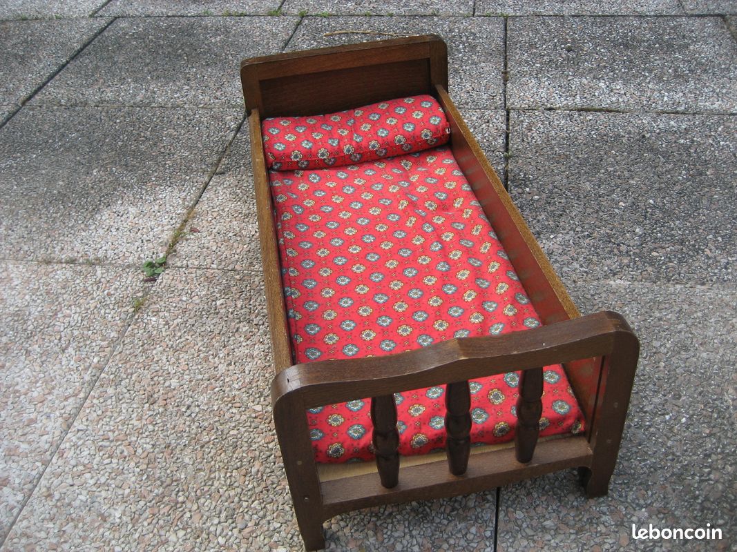 Lit de poupée avec armoire en bois (image 2)