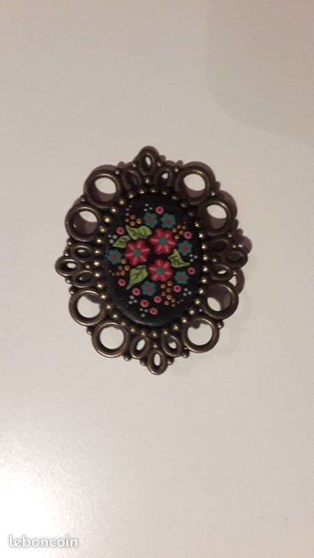 Broche peinte à la main (image 1)