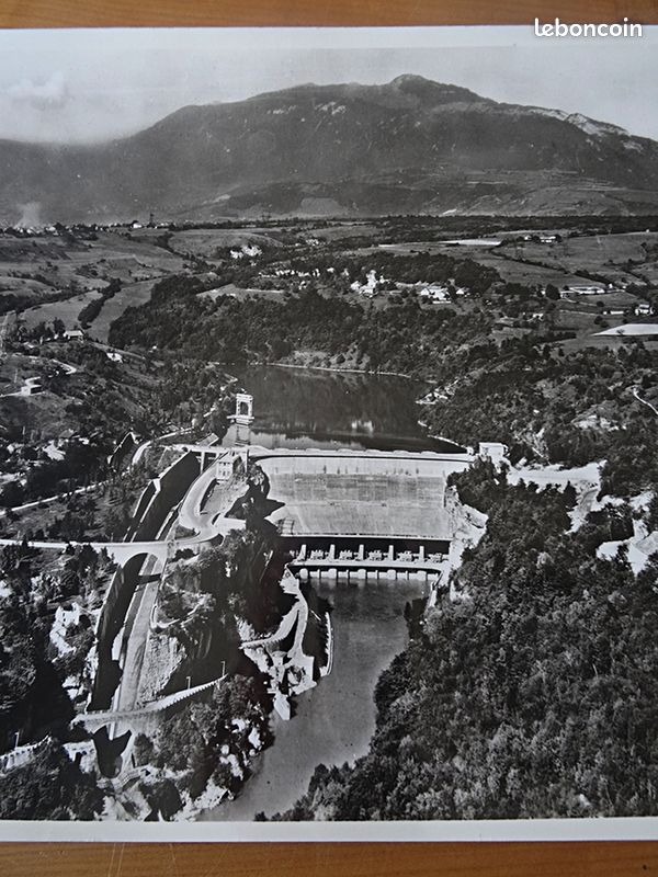 Le Barrage hydroélectrique de GENISSIAT photo Noir et Blanc (image 2)