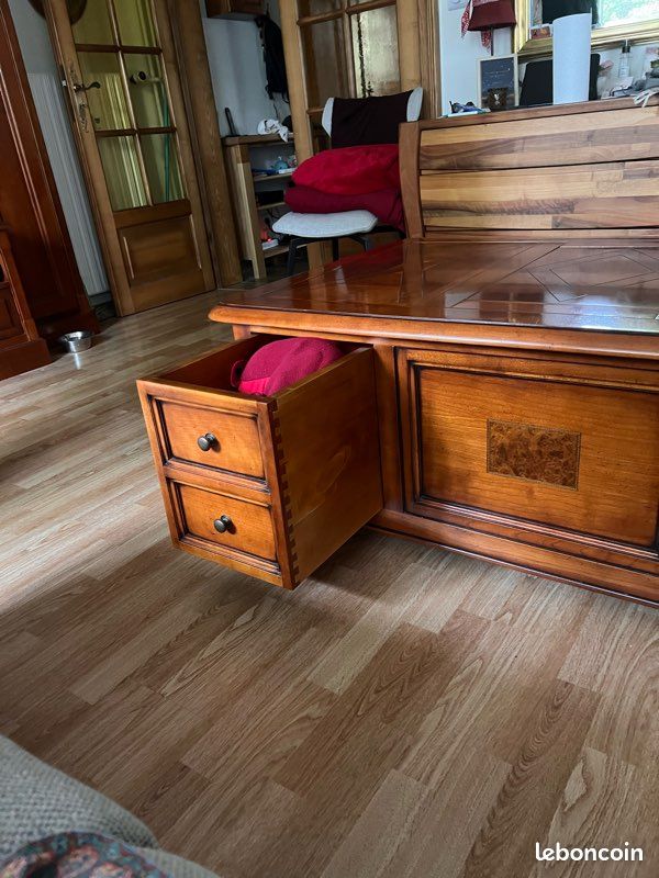 À vendre table basse merisier avec 2 portes possibilité de tourner les plateaux en échiquier avec plateau intégré. Très beau travail. Longueur:1m30- Largeur:0,83m Hauteur:0,43m à chercher sur place (image 4)