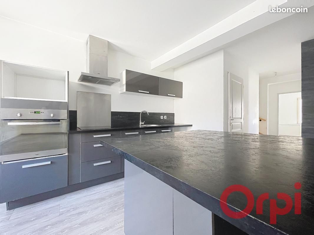 Appartement 3 pièces 85 m² · à La Tour-du-Pin · 85 m² · 880 €