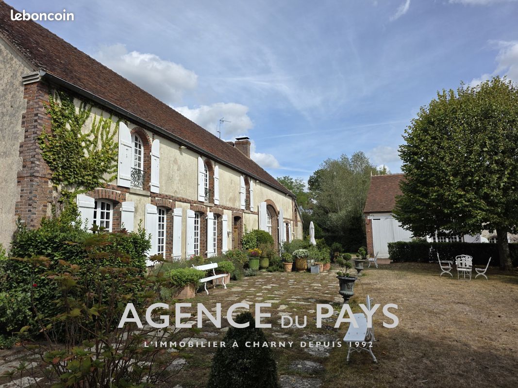 Maison 9 pièces 393 m² · à Charny Orée de Puisaye · 393 m² · 520 000 €