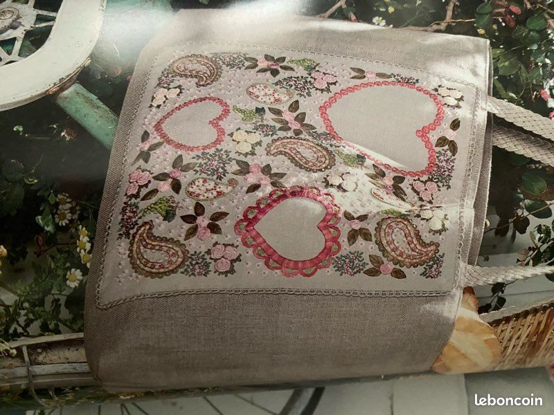 Livre «les sacs brodés » (image 2)