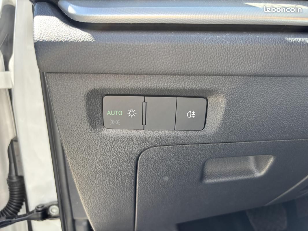 Skoda Octavia COMBI 2.0 TDI 150 ch SCR DSG7 Selection (image 11)