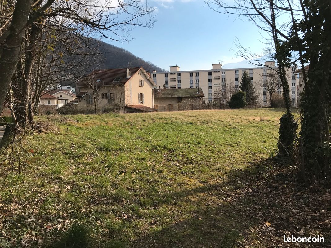 Vente terrain constructible au centre de Voiron · 170 000 €