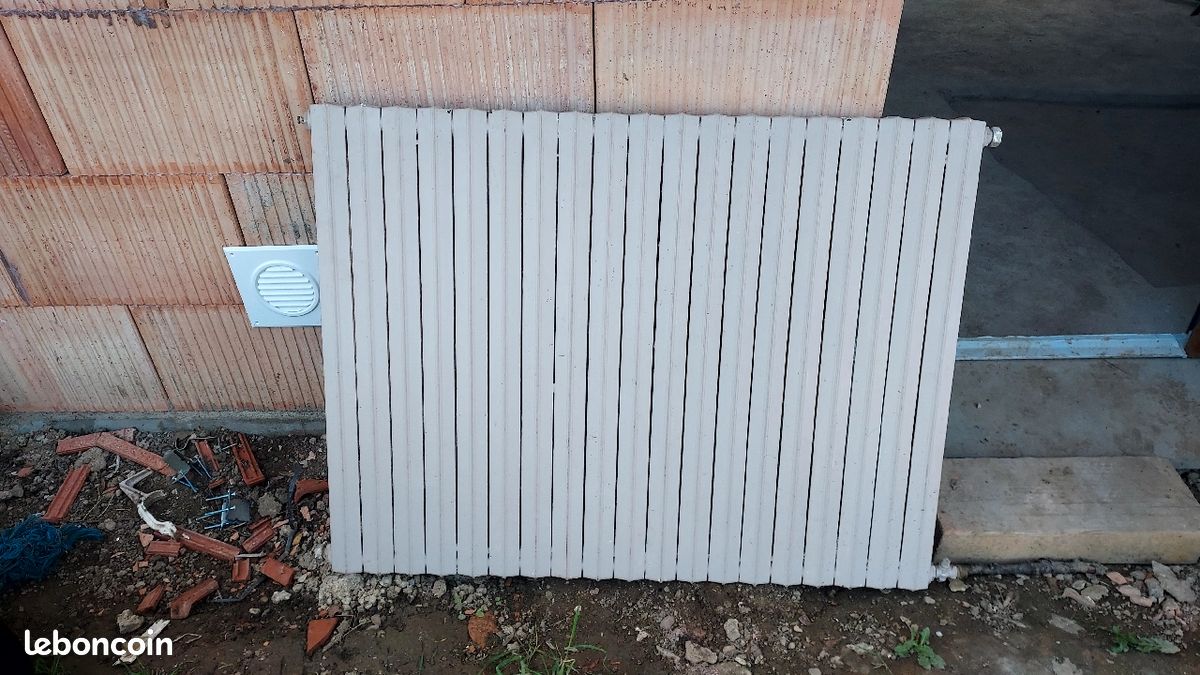 Radiateur en fonte 1800W + fixations (image 1)