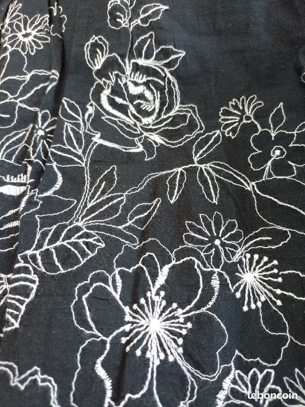 Jupe noire a fleurs blanches taille 38 (image 2)
