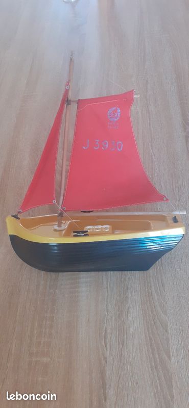 Bateau de bassin plastique jouet 1970 (image 1)
