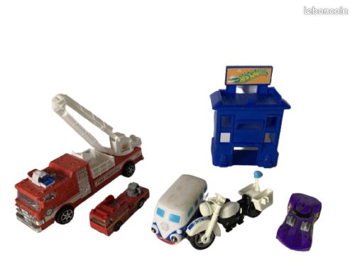 Lot de figurines voiture pompier police moto Hot Wheels (image 2)