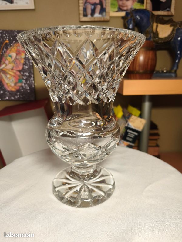 Vase Médicis Cristal Gravé Hauteur 22 cm - L'écrin Antiquaire Vase Médicis Cristal Gravé Hauteur 22 cm - L'écrin Antiquaire