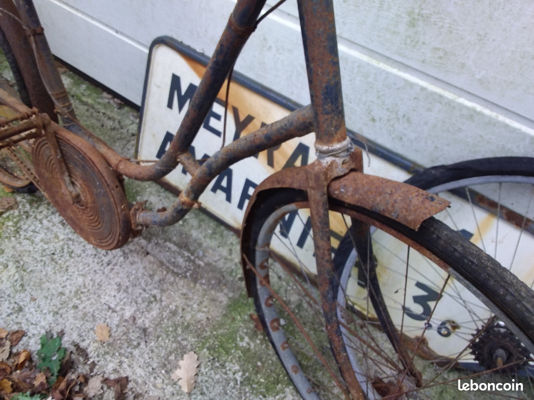 Vélo Ancien Avec Poignées En Bois – À Restaurer – Bon état, Pneu Avant à Changer