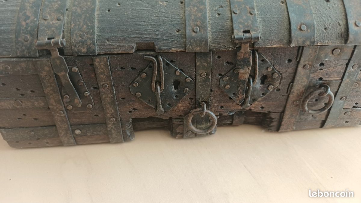 Coffret miniature ancien en bois et fer forgé / Coffre fort de maîtrise Art Populaire (image 6)
