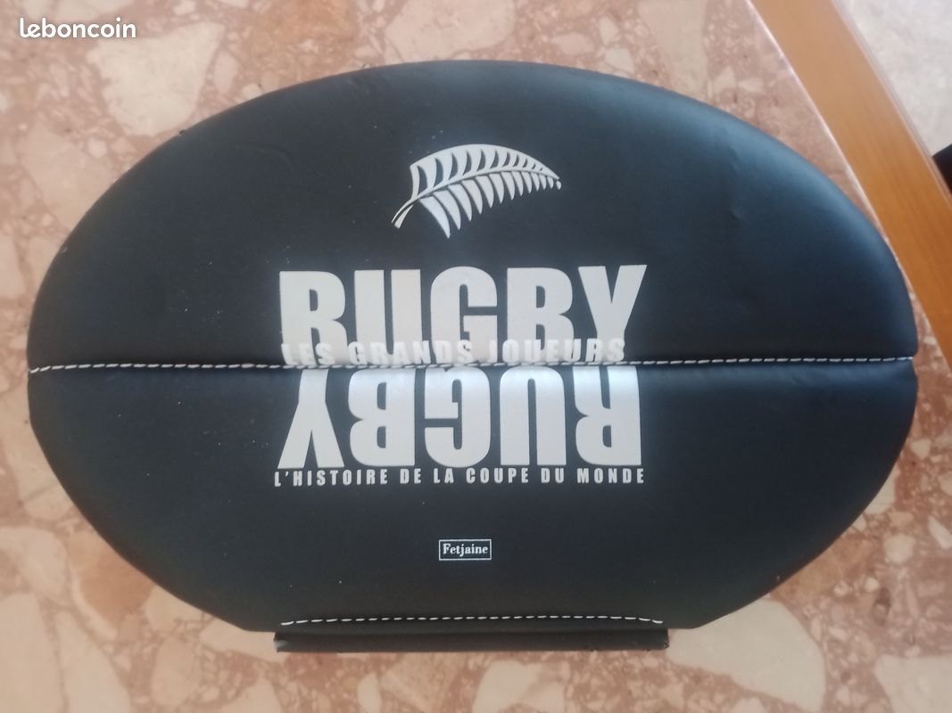 Pour collectionneur ouvrage capitonné traçant l'histoire des grands joueurs de rugby au monde illustré par des textes et des photos (image 1)