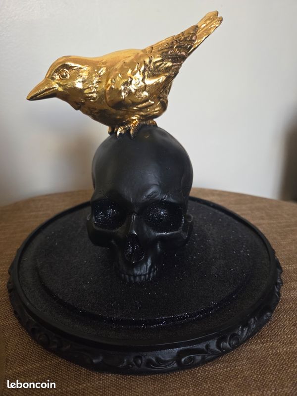 Objet décoratif gothique crâne (image 1)
