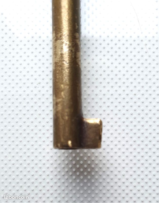 Clé de meuble en laiton (image 3)