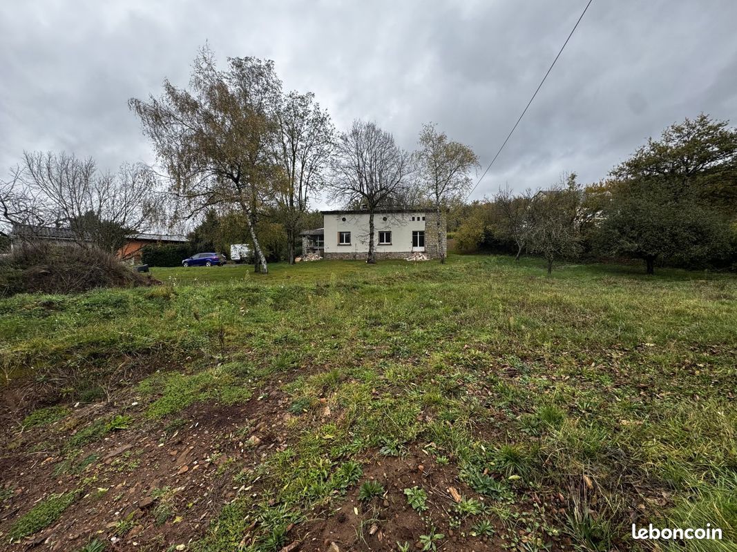 Terrain à bâtir de 895 m² à AGEN-D'AVEYRON · 78 000 €