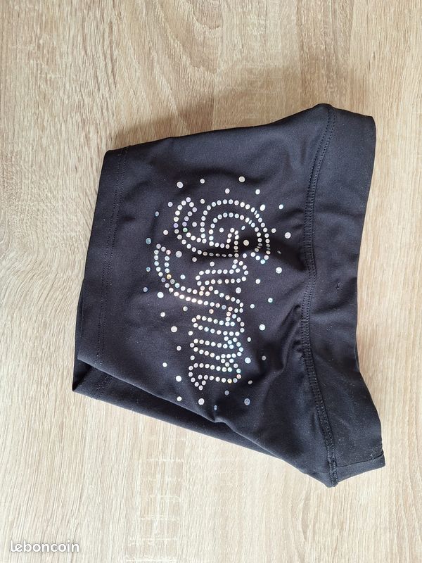 Lot Justaucorps et short enfant 6 ans (image 4)