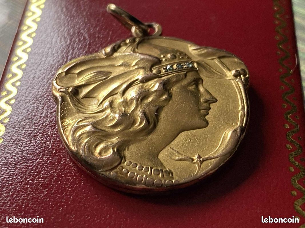 Médaille Art nouveau plique à jour Mata | Caillou Paris