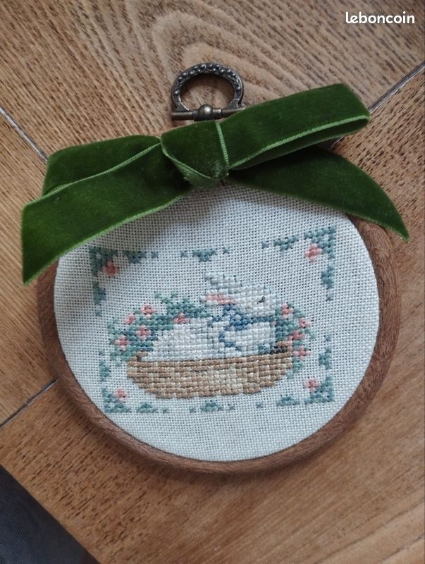 Cadre rond avec broderie point de croix 'Lapin dans son panier' (image 1)